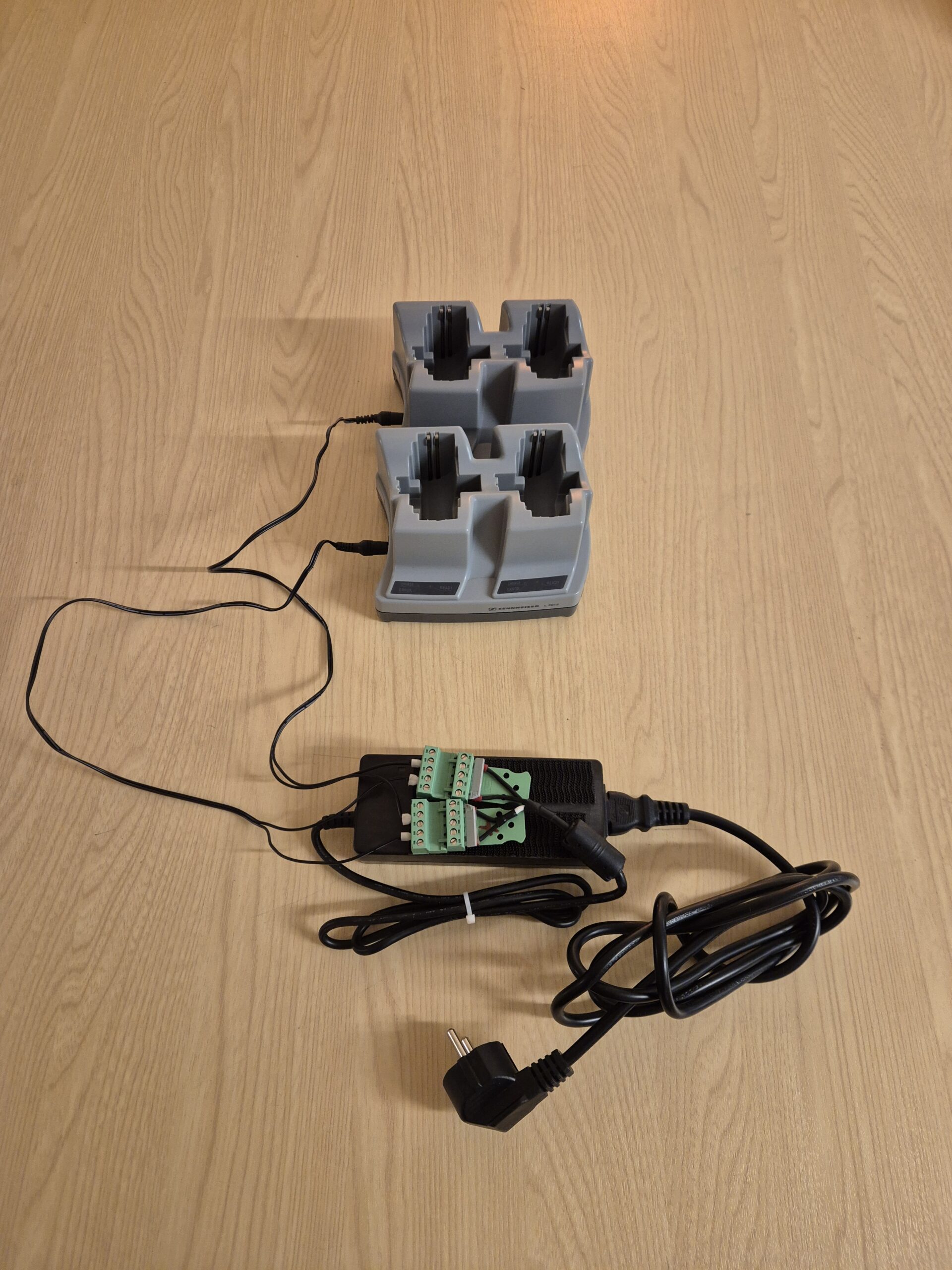 Dubbele Sennheiser laderset LA2015 incl adapter (2e hands) - Afbeelding 2